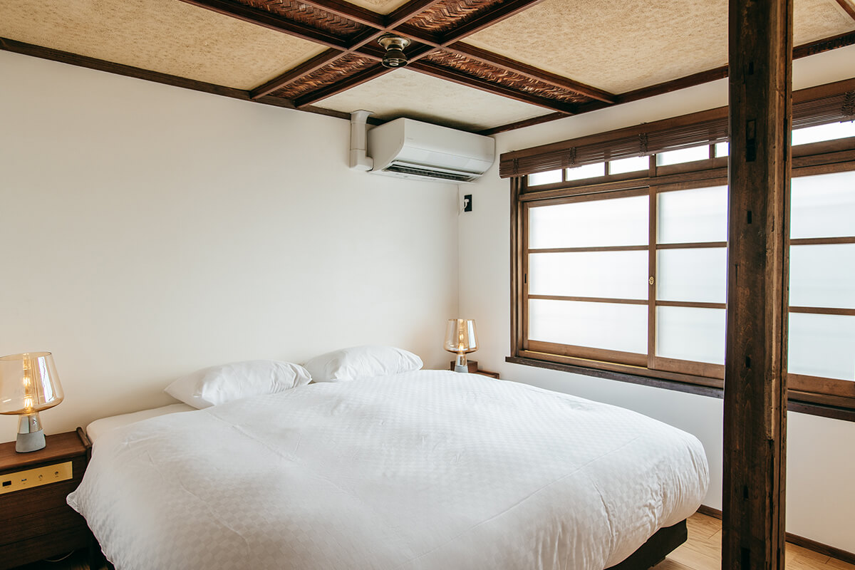 King size bed in Japanese style room