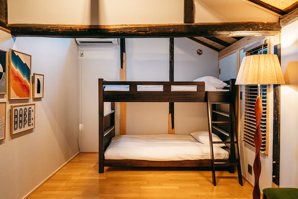 Saddle/bunk bed